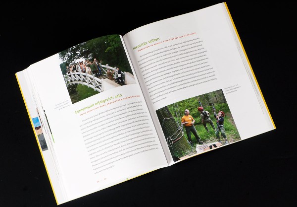 Beispiel einer Doppelseite aus dem Geschäftsbericht der Kulturstiftung DessauWörlitz