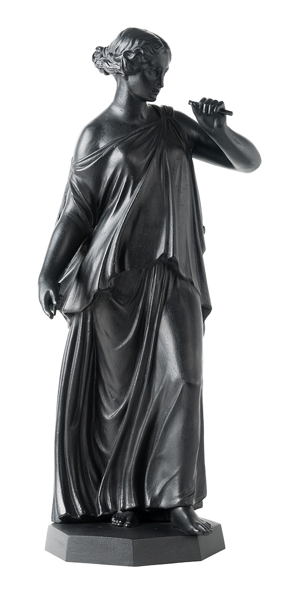 Statuette: Junge Frau im antiken Gewand